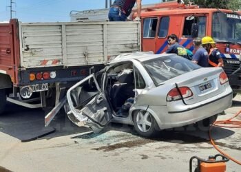 Güemes: se incrustaron en un camión y se salvaron de milagro