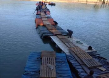 Unieron Argentina y Bolivia con un puente de gomones.