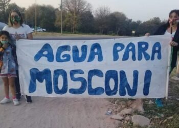 Mosconi | Escrachan al intendente por la interminable falta de agua.