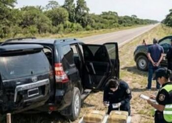 Orán: interceptaron una camioneta en plena calle, la policía halló 25 kilos de cocaína y hay un abogado detenido