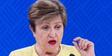 Un informe del FMI advierte que congelar tarifas con subsidios sale mucho más caro que asistir directamente a los hogares