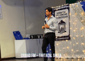 El intendente Hernández expuso sobre recursos municipales ante estudiantes de Ciencias Económicas
