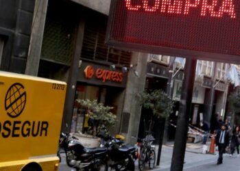 Los mercados volvieron a dar señales de alarma: cayeron las acciones y subió el riesgo país