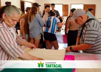 Capacitación textil llegó a Comunidad Cherenta con bolsos y sets materos para las madres